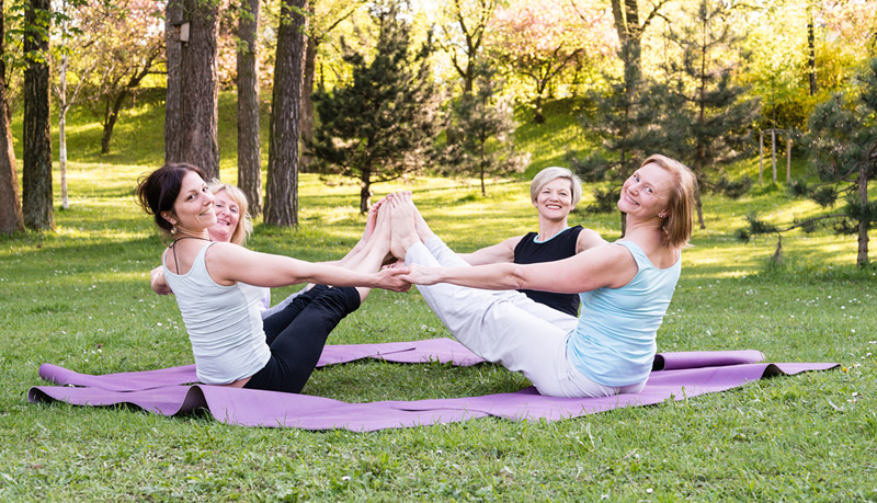 Navasana in der Gruppe